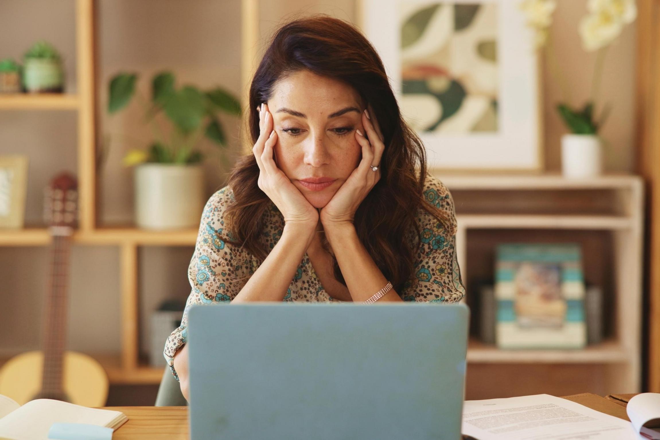 Sarnero Team bei der Analyse von Marktdaten und Investmenttrends